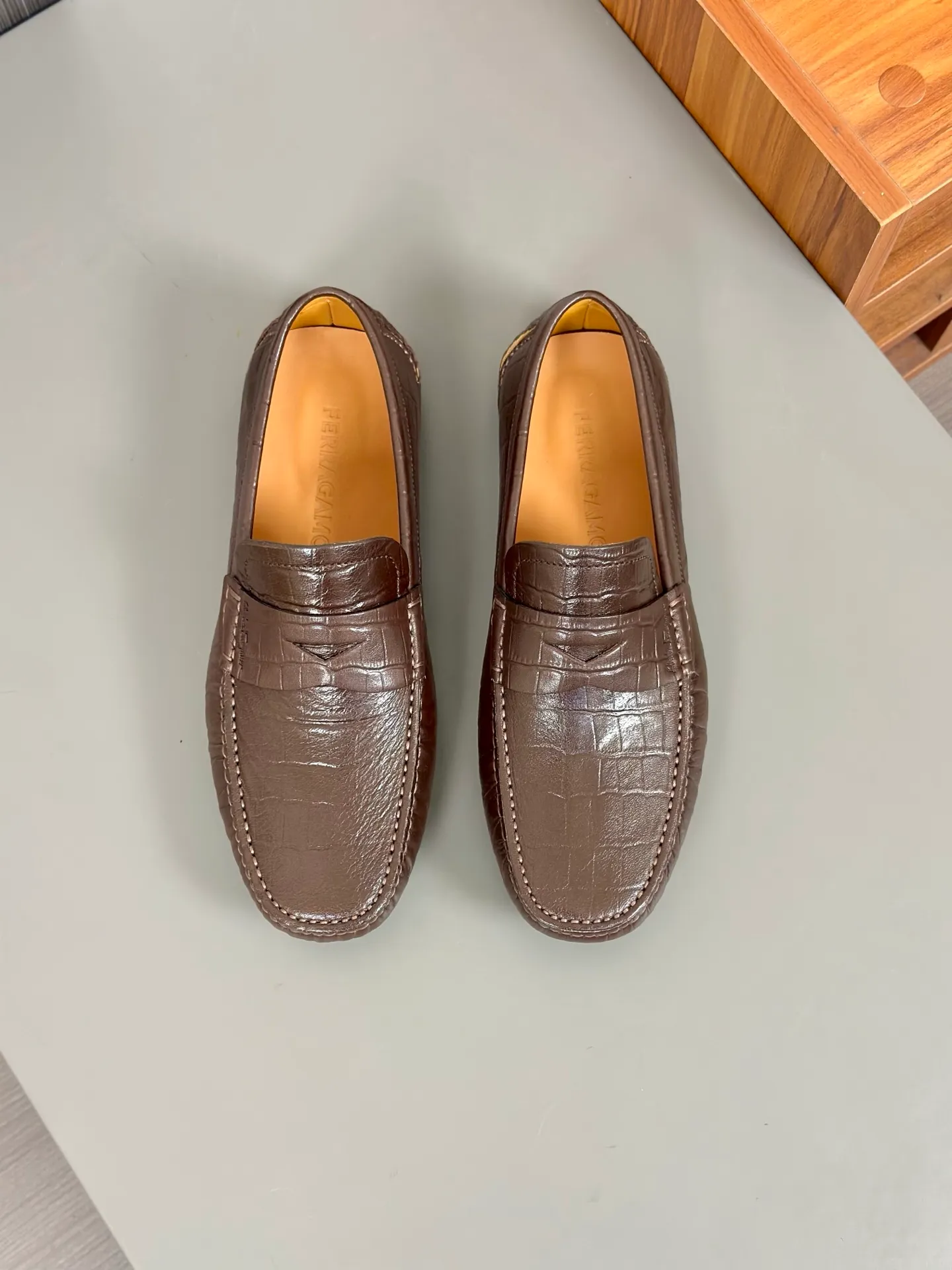 Batch 840, original order quality, new counter model, Ferragamo handmade men's driving shoes, bean shoes, slip-on shoes, lazy shoes, exquisite hand-stitching, workmanship details comparable to counters, original rubber outsole, imported cowhide from Italy, pressed water corrugated water-dyed cowhide lining, 39-44 large quantities in stock (38, 45 custom-made, non-refundable)